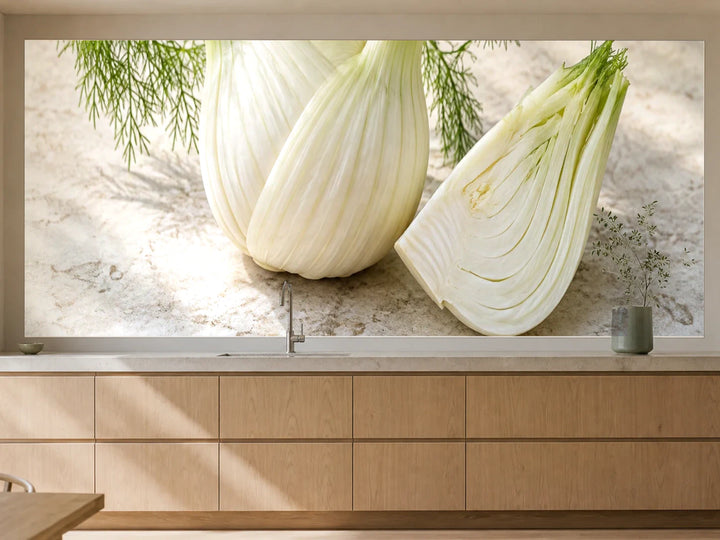Küchenrückwand „Fenchel mit feinem Grün“ als installierte Rückwand in einer warmen Küche