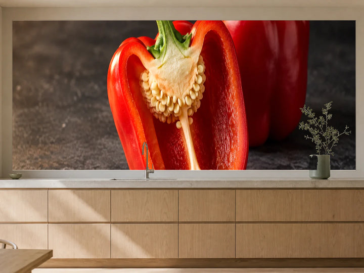Küchenrückwand „Paprika mit sichtbarem Kerngehäuse“ als installierte Rückwand in einer warmen Küche