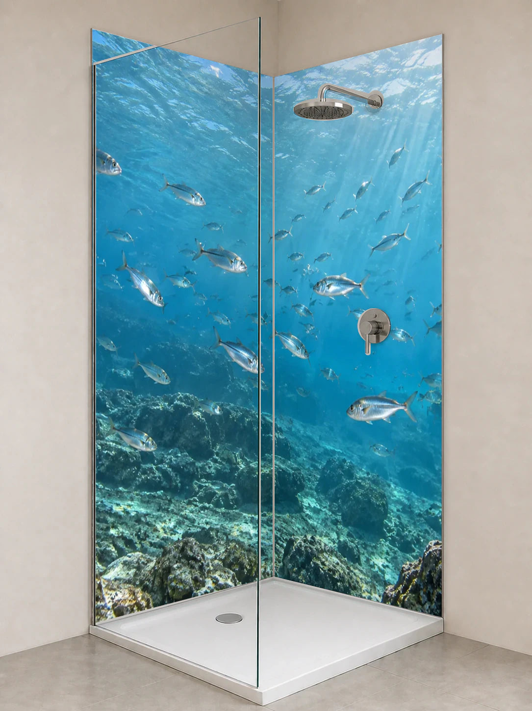 Duschrückwand „Silbriger Fischschwarm im blauen Wasser“ als installierte Rückwand in einer hellen Dusche