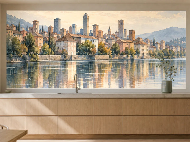 Küchenrückwand „Stadt am Fluss in Aquarell“ als installierte Rückwand in einer warmen Küche