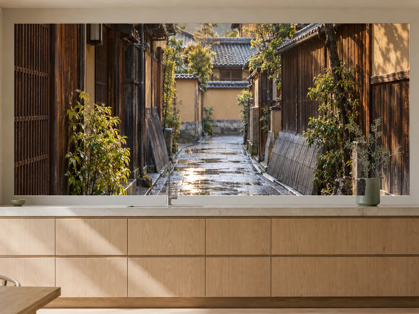 Küchenrückwand „Kyoto nach dem Frühlingsregen“ als installierte Rückwand in einer warmen Küche