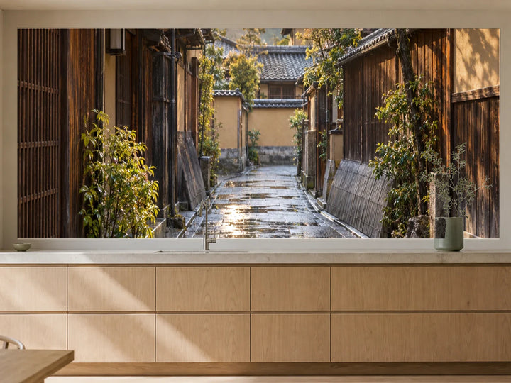 Küchenrückwand „Kyoto nach dem Frühlingsregen“ als installierte Rückwand in einer warmen Küche