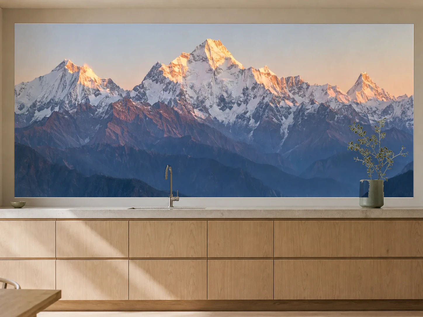 Küchenrückwand „Annapurna im ersten Berglicht“ als installierte Rückwand in einer warmen Küche