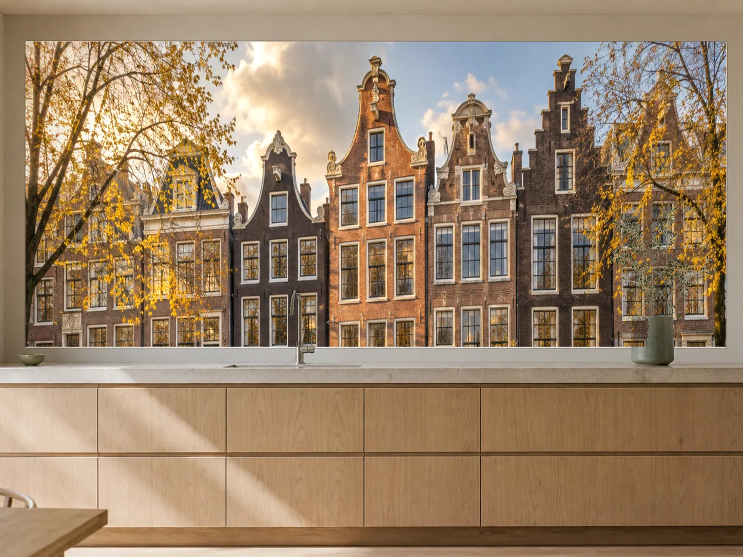 Küchenrückwand „Amsterdam im Herbstlicht“ als installierte Rückwand in einer warmen Küche