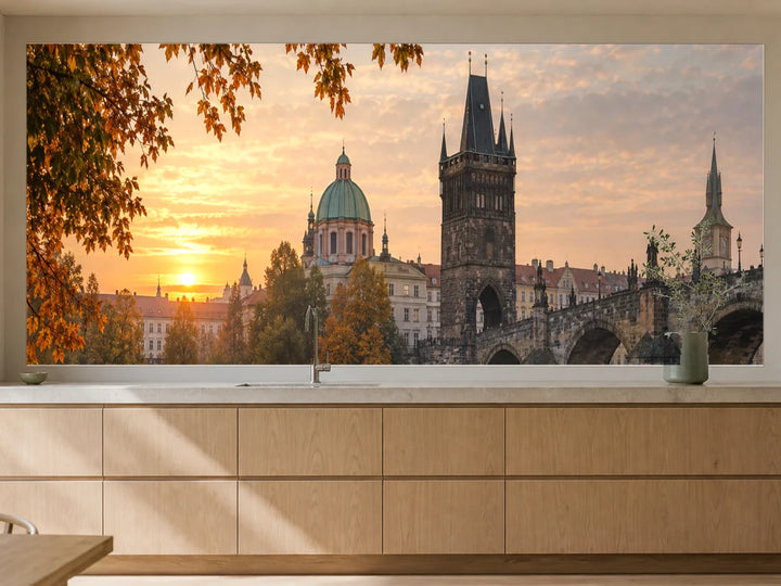 Küchenrückwand „Prag im Morgennebel“ als installierte Rückwand in einer warmen Küche