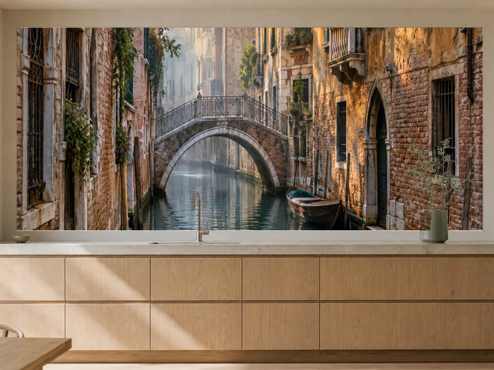 Küchenrückwand „Venedig im ersten Sonnenlicht“ als installierte Rückwand in einer warmen Küche