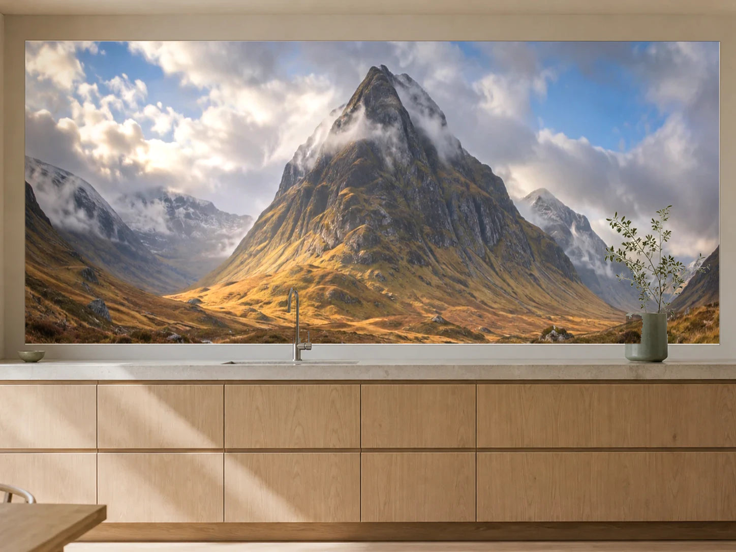 Küchenrückwand „Glencoe nach dem Regenschauer“ als installierte Rückwand in einer warmen Küche