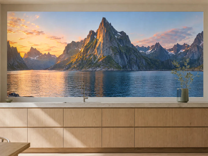 Küchenrückwand „Lofoten in der Mitternachtssonne“ als installierte Rückwand in einer warmen Küche
