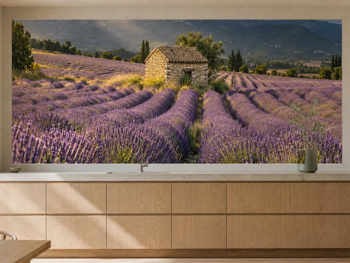 Küchenrückwand „Provence vor dem Gewitterschauer“ als installierte Rückwand in einer warmen Küche