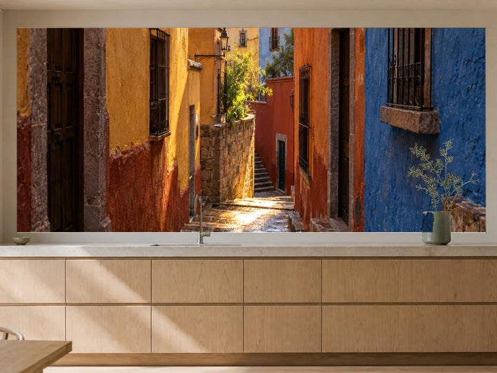 Küchenrückwand „Guanajuato nach dem Regen“ als installierte Rückwand in einer warmen Küche