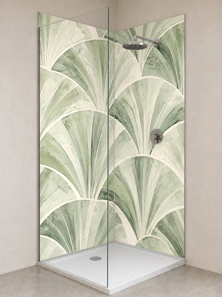 Duschrückwand „Aquarellfächer in Salbei“ als installierte Rückwand in einer hellen Dusche