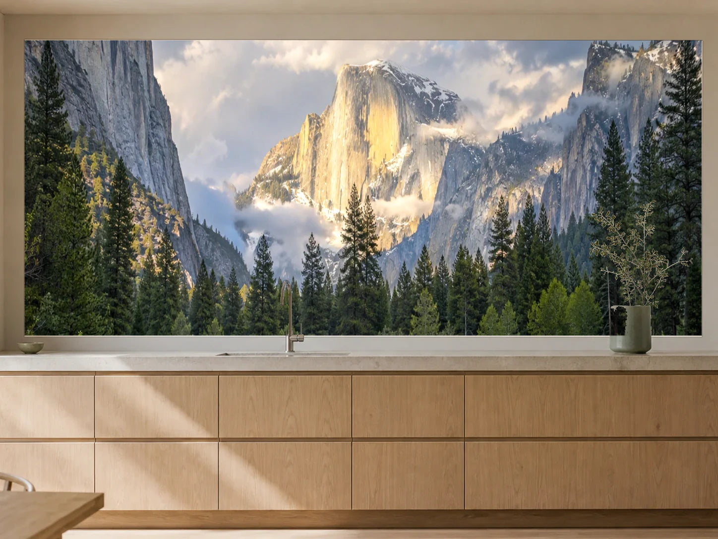 Küchenrückwand „Frühlingslicht im Yosemite-Tal“ als installierte Rückwand in einer warmen Küche