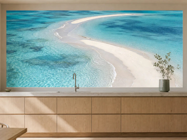 Küchenrückwand „Sandbank auf den Bahamas“ als installierte Rückwand in einer warmen Küche