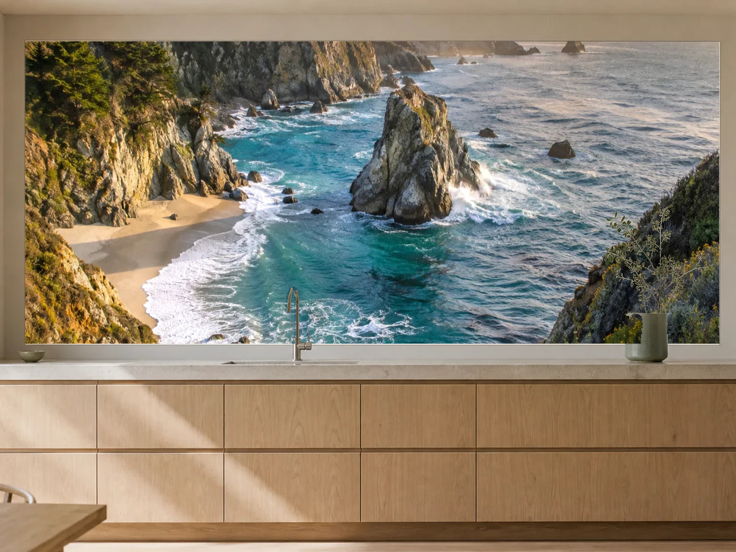 Küchenrückwand „Küstenlicht bei Big Sur“ als installierte Rückwand in einer warmen Küche