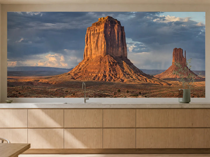 Küchenrückwand „Monument Valley nach dem Regen“ als installierte Rückwand in einer warmen Küche