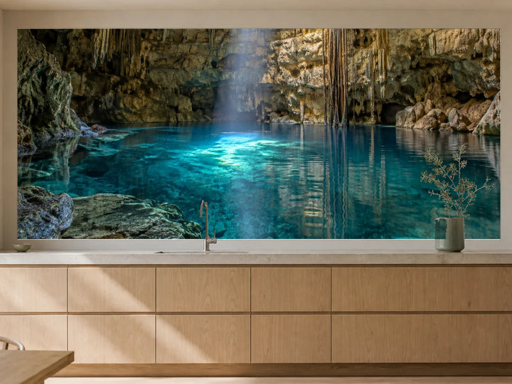 Küchenrückwand „Lichtstrahl in einer Cenote“ als installierte Rückwand in einer warmen Küche