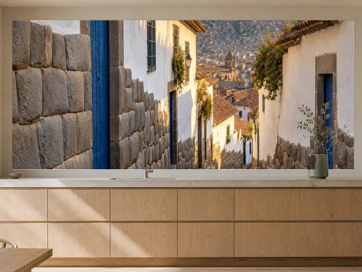 Küchenrückwand „Cusco im klaren Morgenlicht“ als installierte Rückwand in einer warmen Küche