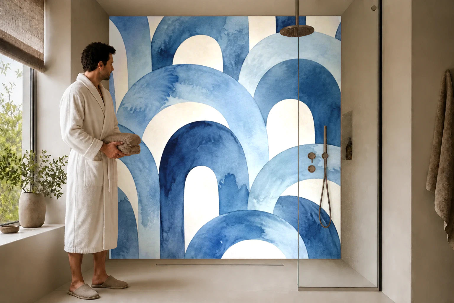 Duschrückwand „Blaue Aquarellbögen“ in einer Dusche mit einem Mann im Bademantel