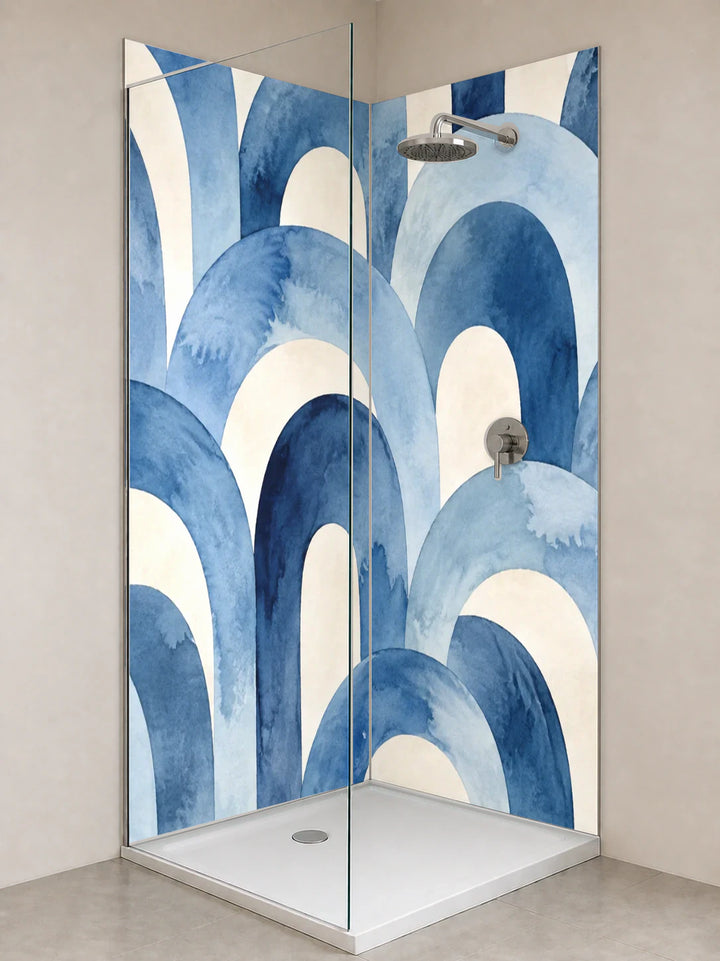 Duschrückwand „Blaue Aquarellbögen“ als installierte Rückwand in einer hellen Dusche
