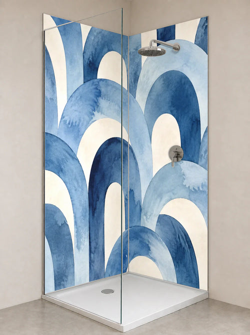 Duschrückwand „Blaue Aquarellbögen“ als installierte Rückwand in einer hellen Dusche