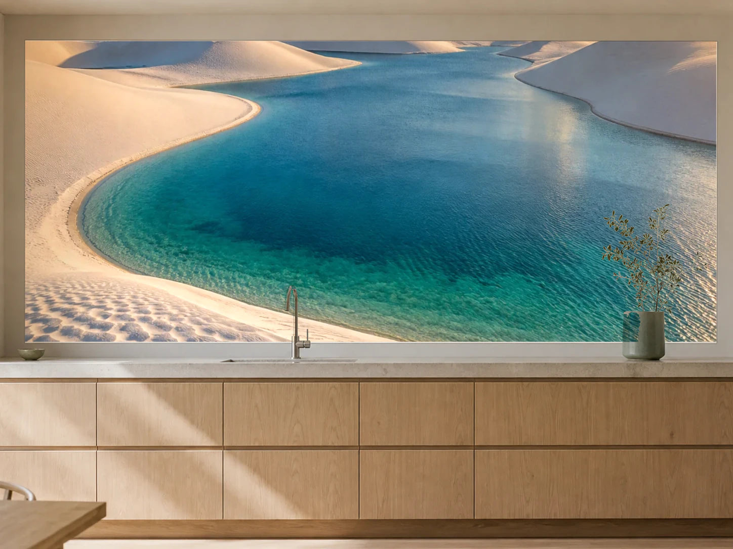 Küchenrückwand „Lençóis Maranhenses nach dem Regen“ als installierte Rückwand in einer warmen Küche