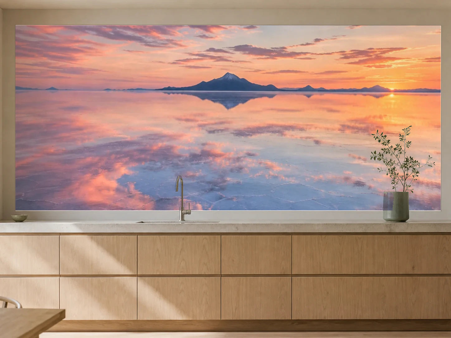 Küchenrückwand „Uyuni zwischen Himmel und Salz“ als installierte Rückwand in einer warmen Küche