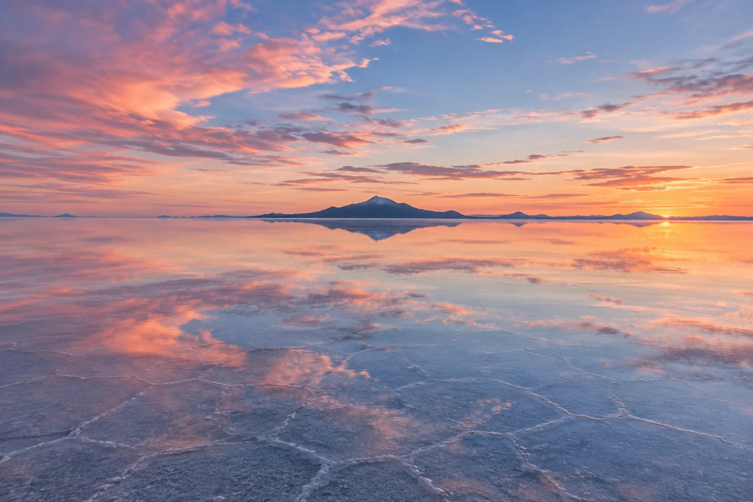 Motivvorschau „Uyuni zwischen Himmel und Salz“ für Küchenrückwand