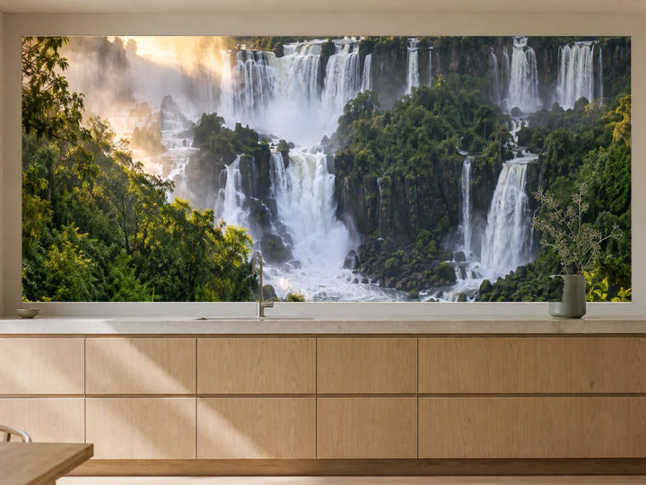 Küchenrückwand „Iguazú im aufsteigenden Nebel“ als installierte Rückwand in einer warmen Küche