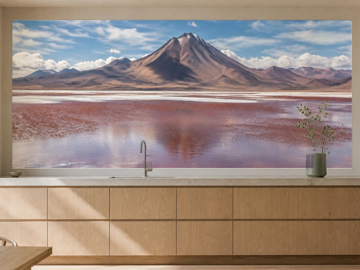 Küchenrückwand „Laguna Colorada im Andenwind“ als installierte Rückwand in einer warmen Küche