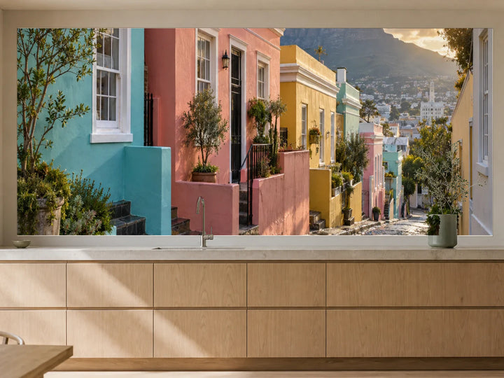 Küchenrückwand „Bo-Kaap nach dem Regen“ als installierte Rückwand in einer warmen Küche