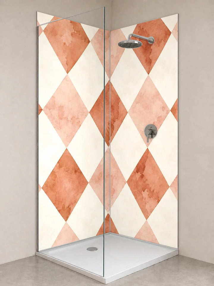 Duschrückwand „Terrakottarauten in Aquarell“ als installierte Rückwand in einer hellen Dusche