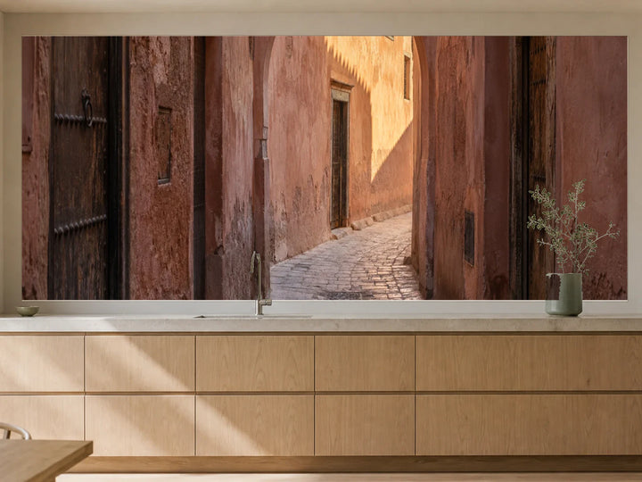 Küchenrückwand „Marrakesch im ersten Sonnenlicht“ als installierte Rückwand in einer warmen Küche