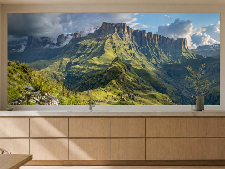 Küchenrückwand „Drakensberge nach dem Gewitter“ als installierte Rückwand in einer warmen Küche