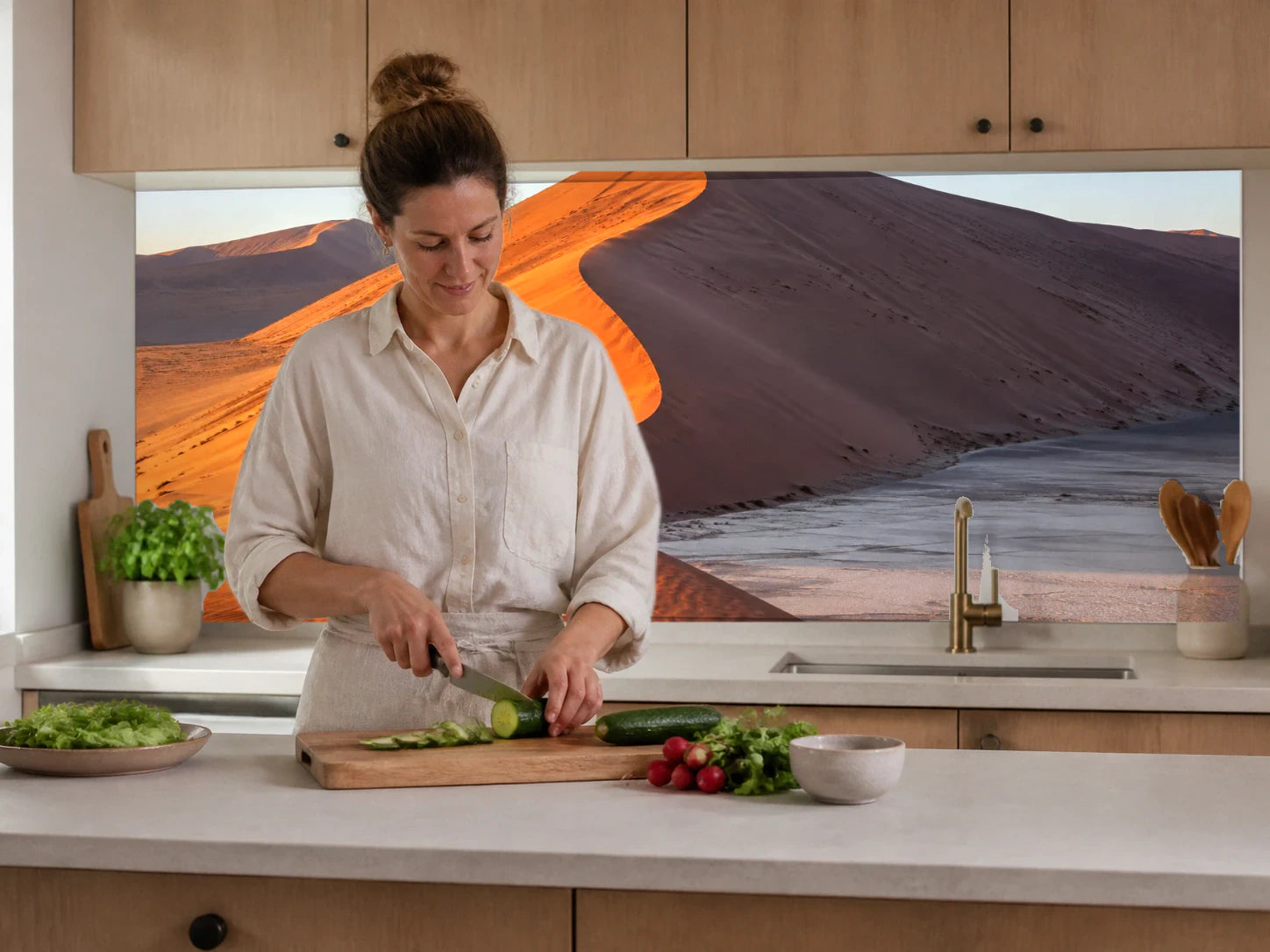 Küchenrückwand „Sossusvlei am Morgen“ beim Zubereiten von Gemüse in einer Küche