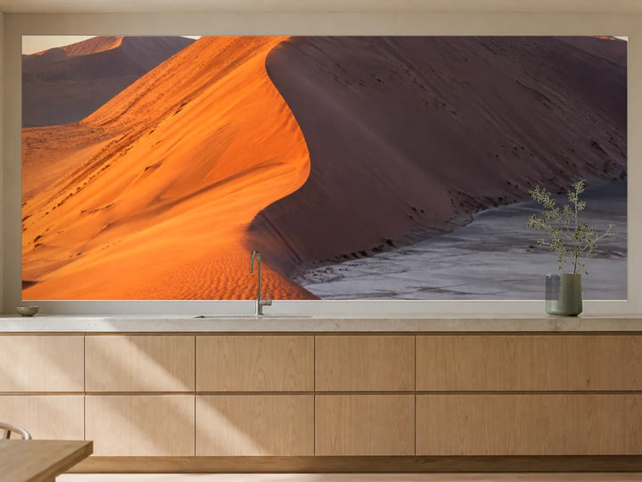 Küchenrückwand „Sossusvlei am Morgen“ als installierte Rückwand in einer warmen Küche