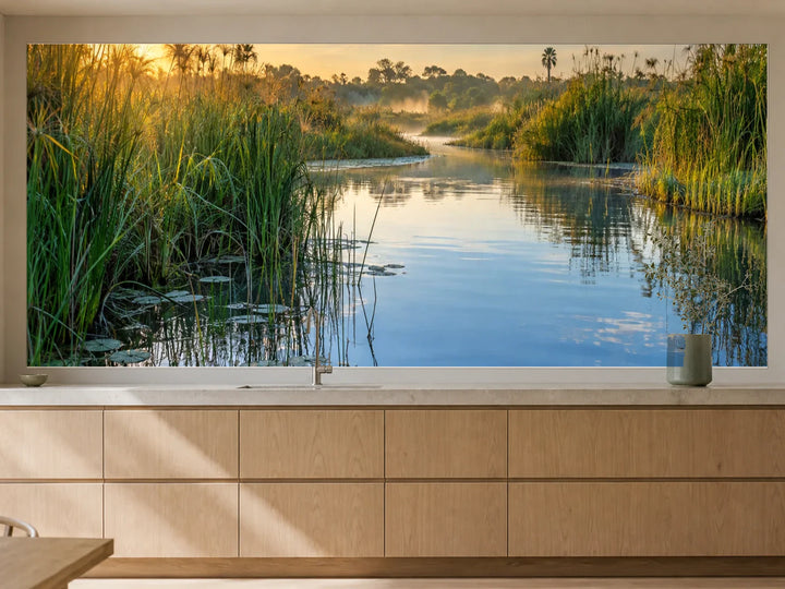 Küchenrückwand „Stiller Wasserlauf im Okavango“ als installierte Rückwand in einer warmen Küche