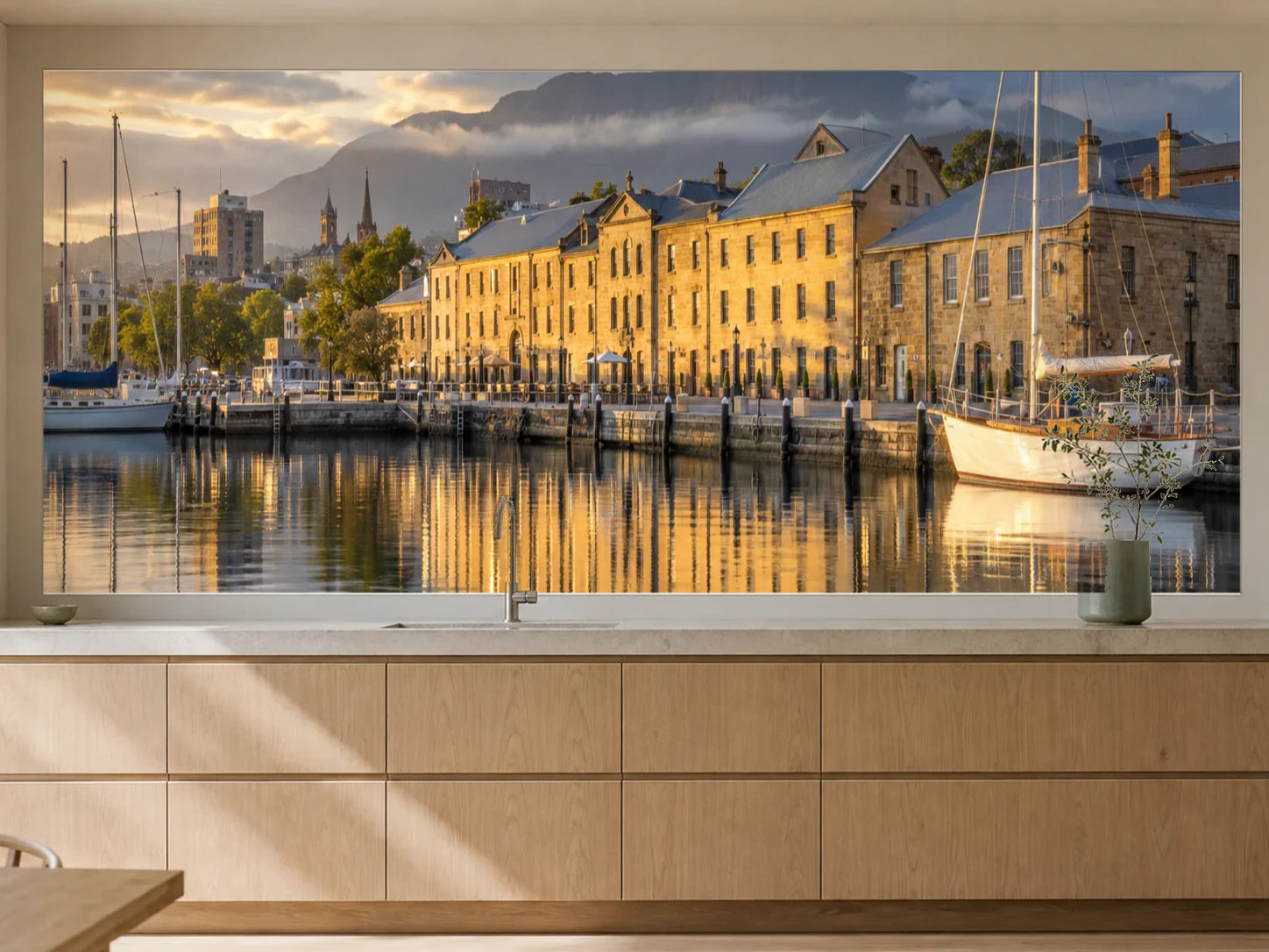 Küchenrückwand „Hobart nach dem Regen“ als installierte Rückwand in einer warmen Küche