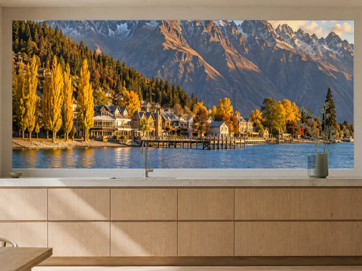Küchenrückwand „Queenstown im Herbst“ als installierte Rückwand in einer warmen Küche