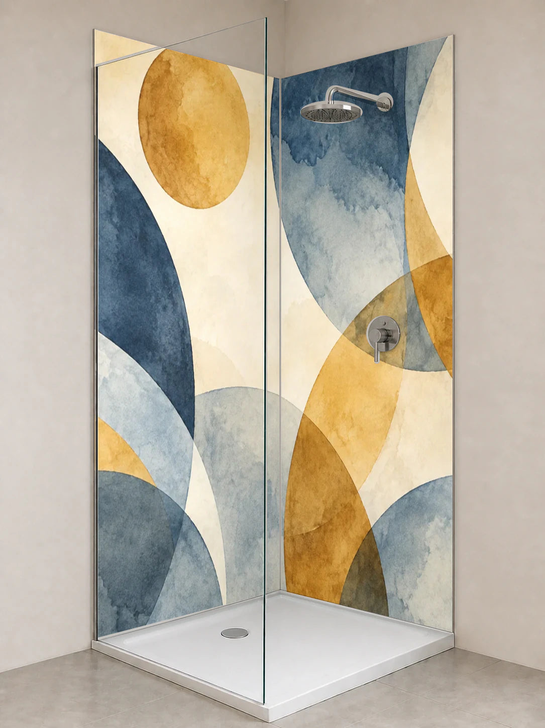 Duschrückwand „Aquarellkreise in Ocker und Blau“ als installierte Rückwand in einer hellen Dusche