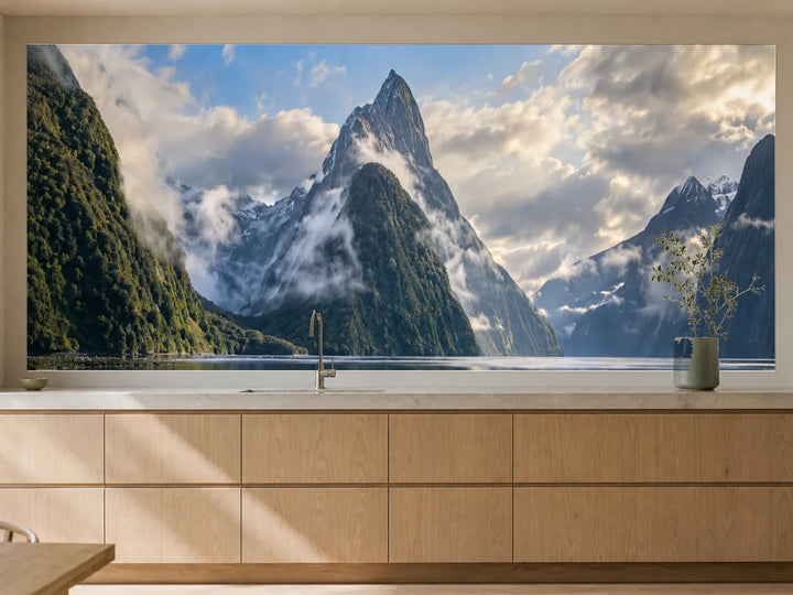 Küchenrückwand „Milford Sound nach dem Regen“ als installierte Rückwand in einer warmen Küche
