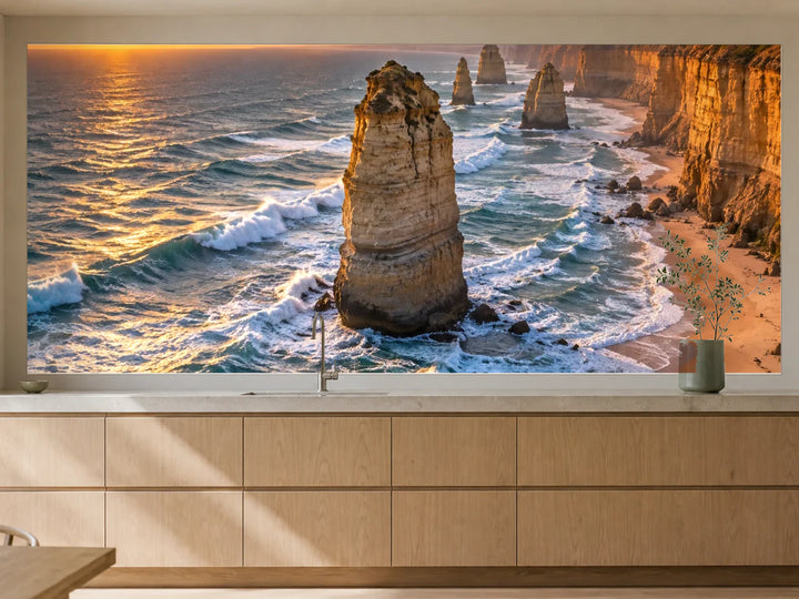 Küchenrückwand „Abendlicht an den Twelve Apostles“ als installierte Rückwand in einer warmen Küche