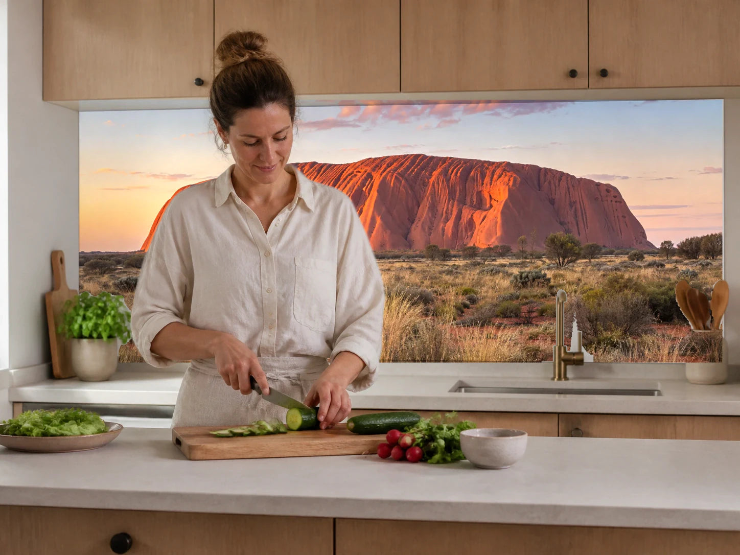 Küchenrückwand „Uluru im ersten Sonnenlicht“ beim Zubereiten von Gemüse in einer Küche
