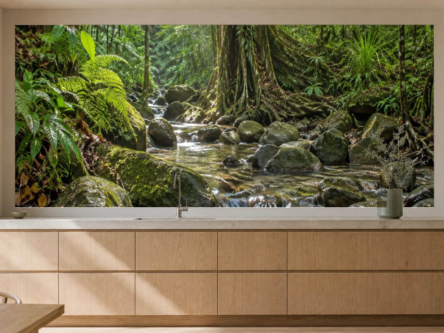 Küchenrückwand „Ein Bach im Daintree-Regenwald“ als installierte Rückwand in einer warmen Küche