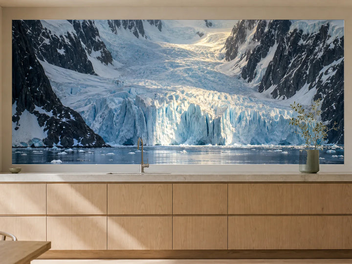 Küchenrückwand „Licht auf dem antarktischen Gletscher“ als installierte Rückwand in einer warmen Küche