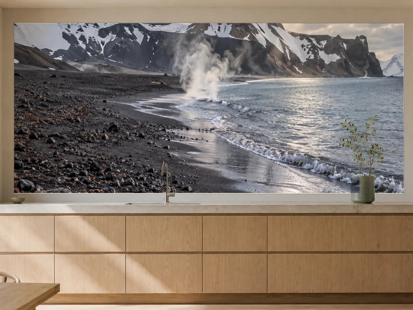 Küchenrückwand „Dampf am Strand von Deception Island“ als installierte Rückwand in einer warmen Küche