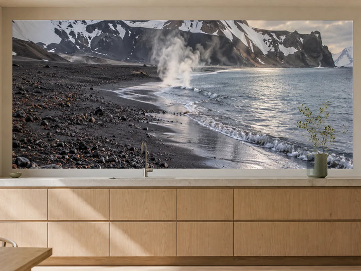 Küchenrückwand „Dampf am Strand von Deception Island“ als installierte Rückwand in einer warmen Küche