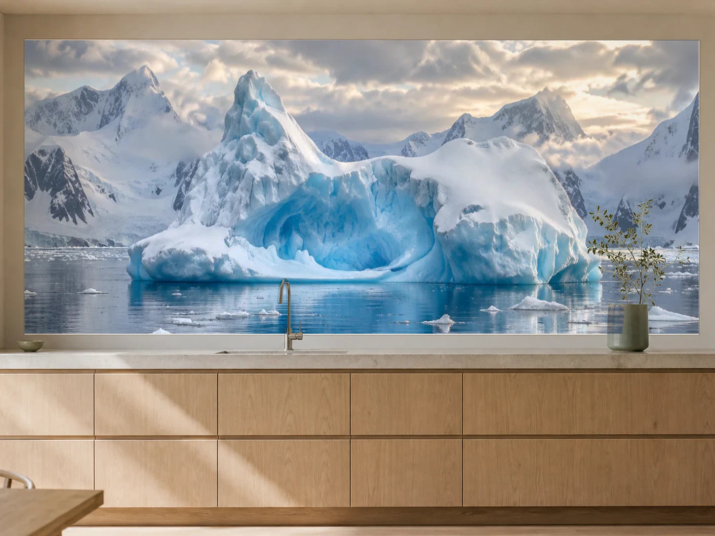Küchenrückwand „Eisberg in der Paradise Bay“ als installierte Rückwand in einer warmen Küche
