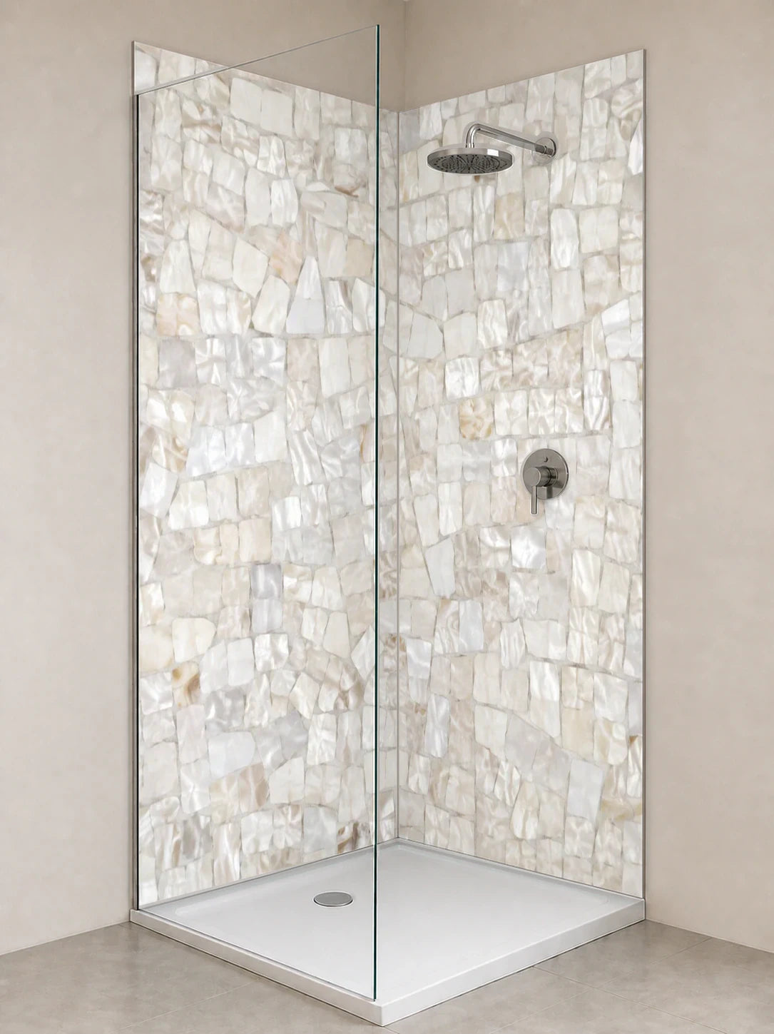 Duschrückwand „Muschelmosaik in Perlmuttweiß“ als installierte Rückwand in einer hellen Dusche