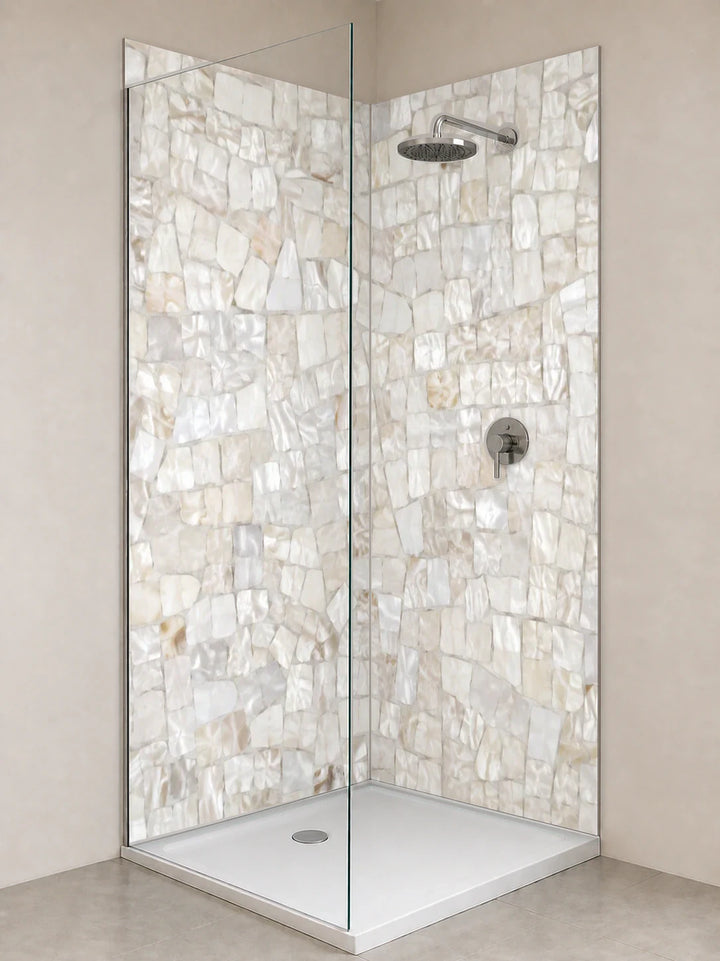 Duschrückwand „Muschelmosaik in Perlmuttweiß“ als installierte Rückwand in einer hellen Dusche