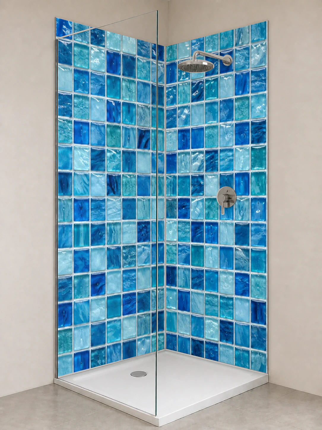 Duschrückwand „Glasmosaik in Lagunenblau“ als installierte Rückwand in einer hellen Dusche